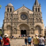 découvrez l'histoire fascinante de la cathédrale saint-pierre d’angoulême et préparez votre visite pour explorer ce monument emblématique au riche patrimoine architectural.