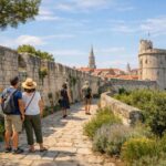 découvrez le chemin des remparts de la rochelle, une balade historique incontournable qui vous plonge au cœur du patrimoine et des fortifications anciennes de la ville.